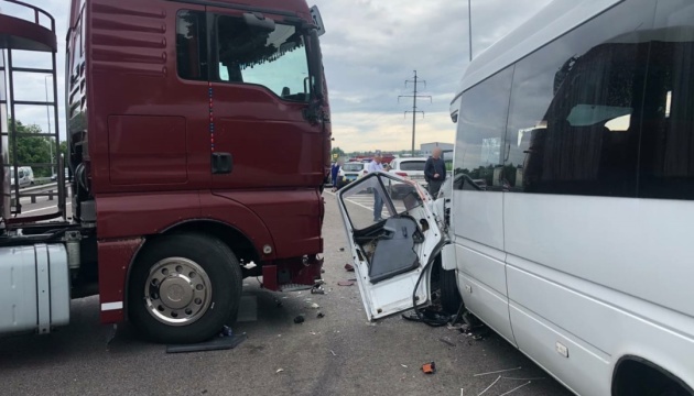 На Київщині вантажівка зіткнулася з мікроавтобусом – п’ятеро постраждалих