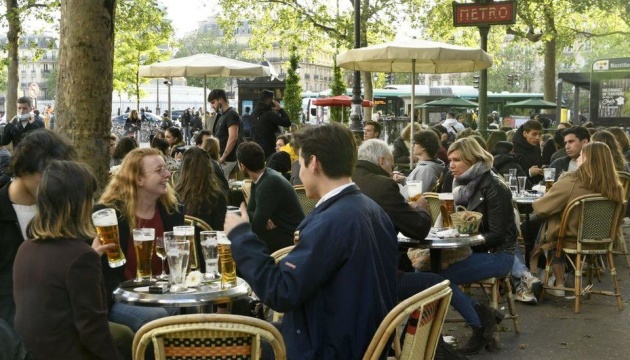 Франція послабила карантин - скасували обмеження в кафе і спортзалах