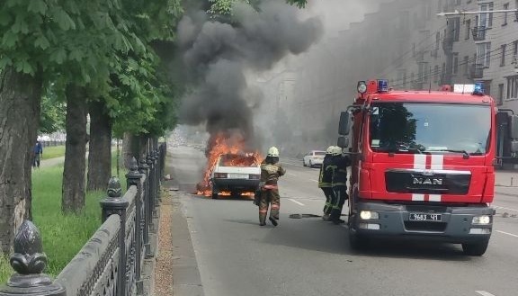 На проспекті Перемоги загорілось авто – у центрі Києва утворився затор