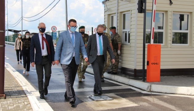 Diplomáticos de Suiza y el Reino Unido visitan los puestos de control en la frontera administrativa con Crimea Diplomáticos de Suiza y el Reino Unido visitan los puestos de control en la frontera administrativa con Crimea
