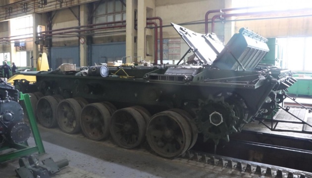 Разумкову показали, як ремонтують техніку на Львівському бронетанковому Разумкову показали, як ремонтують техніку на Львівському бронетанковому