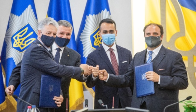 Аваков обговорив із главою МЗС Італії пожежні підйомники для ДСНС Аваков обговорив із главою МЗС Італії пожежні підйомники для ДСНС