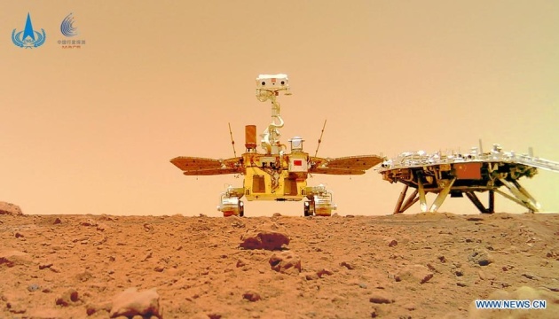 Китайський марсохід надіслав нові знімки з Червоної планети