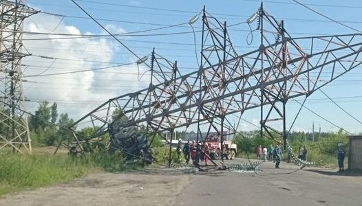 У Києві вантажівка збила високовольтну опору