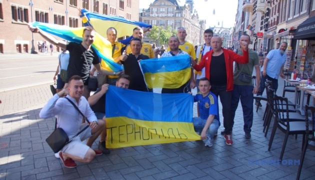 Українські вболівальники в Амстердамі заспівали «Червону Руту»