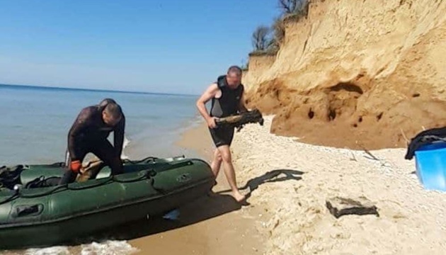В Черном море возле курортного поселка нашли затонувшее судно со снарядами