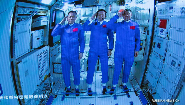 Екіпаж китайського корабля вперше висадився на вітчизняній космічній станції 