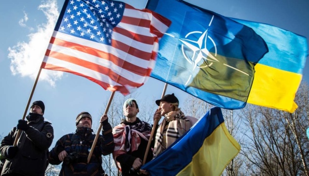 Євроінтеграцію підтримують 62% українців, вступ до НАТО – 54%