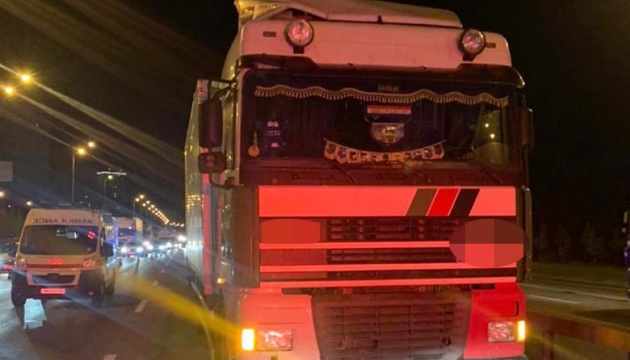 У Києві водій вантажівки збив на смерть двох пішоходів