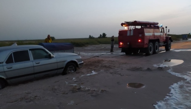 З пляжу Азовського моря витягли 20 авто, які загрузли у піску через негоду