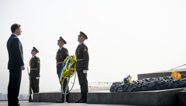Зеленський поклав квіти до могили Невідомого солдата у Києві