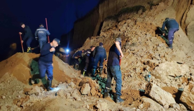 Зсув ґрунту на Одещині: рятувальники всю ніч вестимуть пошукові роботи