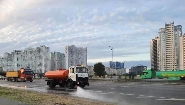 Холодний душ для доріг: у столиці через спеку запустили поливомийні машини