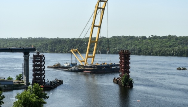 Кран «Захарій» монтує другу секцію вантового мосту в Запоріжжі