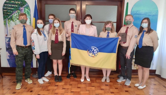 Сумівці привезли до Посольства України в Португалії ювілейний прапор СУМ
