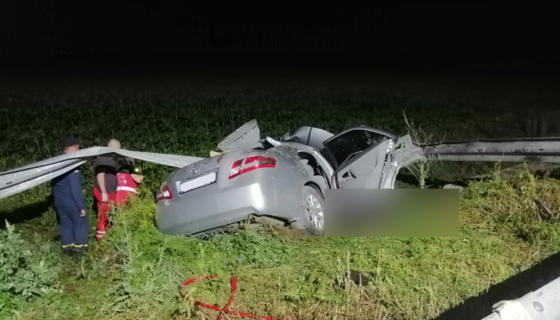 На Донеччині Toyota Camry збила відбійник - двоє загиблих