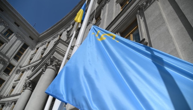 Izada la bandera tártara de Crimea cerca del Ministerio de Asuntos Exteriores
