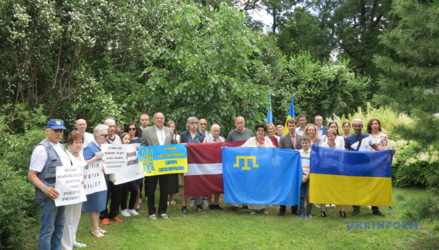 У Ризі День кримськотатарського прапора відсвяткували біля «кримських лип»