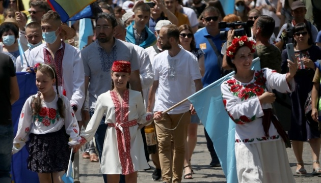 В Одесі близько тисячі людей прийшли на мегамарш у вишиванках