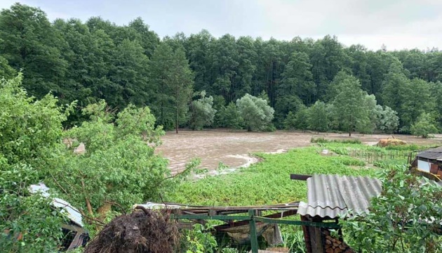 На Київщині через сильні опади прорвало дамби