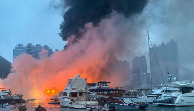 У Гонконгу через масштабну пожежу затонули щонайменше 10 суден
