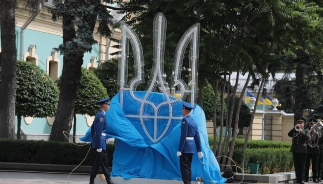 Constitution Day: Trident sign installed near parliament. Ukraine’s flag raised