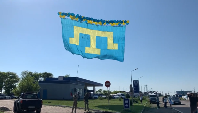 Krimtatarische Flagge im Himmel über besetzter Halbinsel Krim
