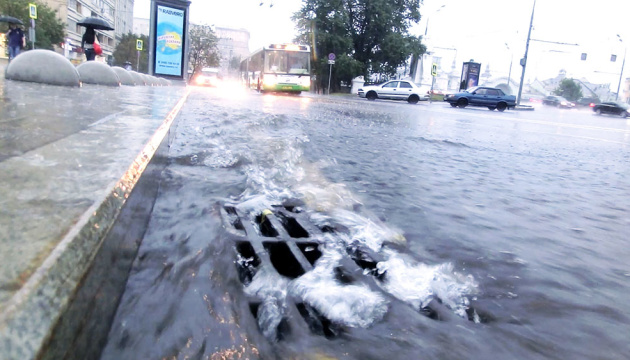 У Москві злива затопила дороги, частково зупинила метро і трамваї