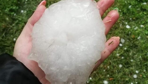 У Польщі випала градина-гігант