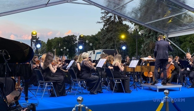 Біля Ради відбувся концерт класичної музики з нагоди річниці ухвалення Конституції