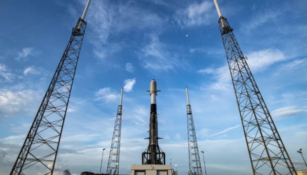 SpaceX в останній момент скасувала запуск супутників через літак у небі
