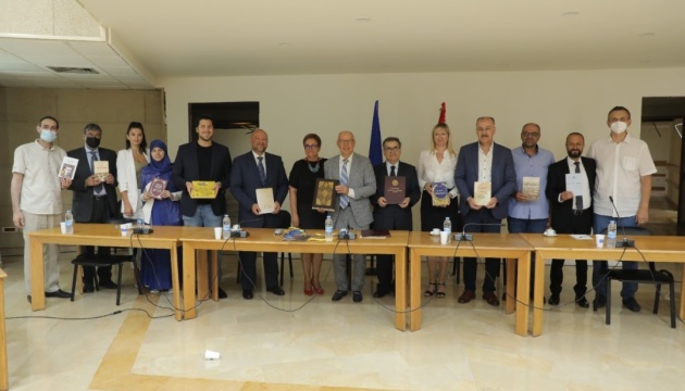 У Лівані презентували Конституцію України та передали книги українських авторів