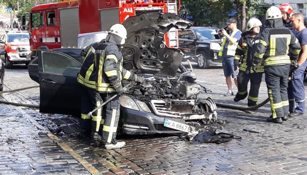 Під офісом Нафтогазу в Києві загорівся Mercedes