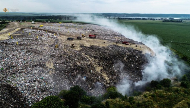 Під Тернополем загасили сміттєзвалище, що горіло від учора