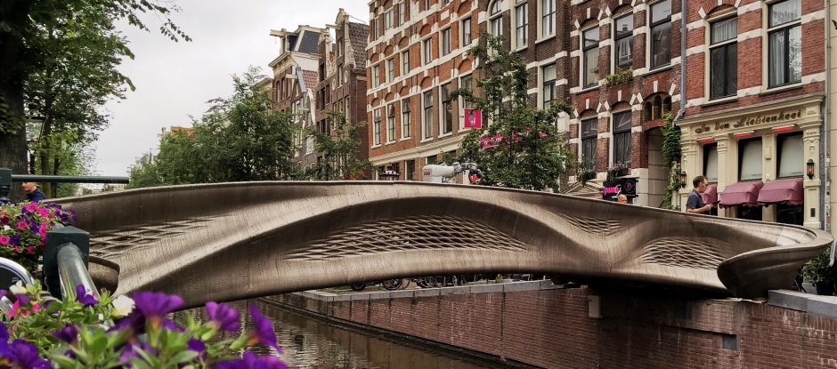В Амстердамі відкрили перший сталевий міст, надрукований на 3D-принтері 