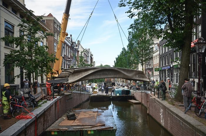 В Амстердамі відкрили перший сталевий міст, надрукований на 3D-принтері 