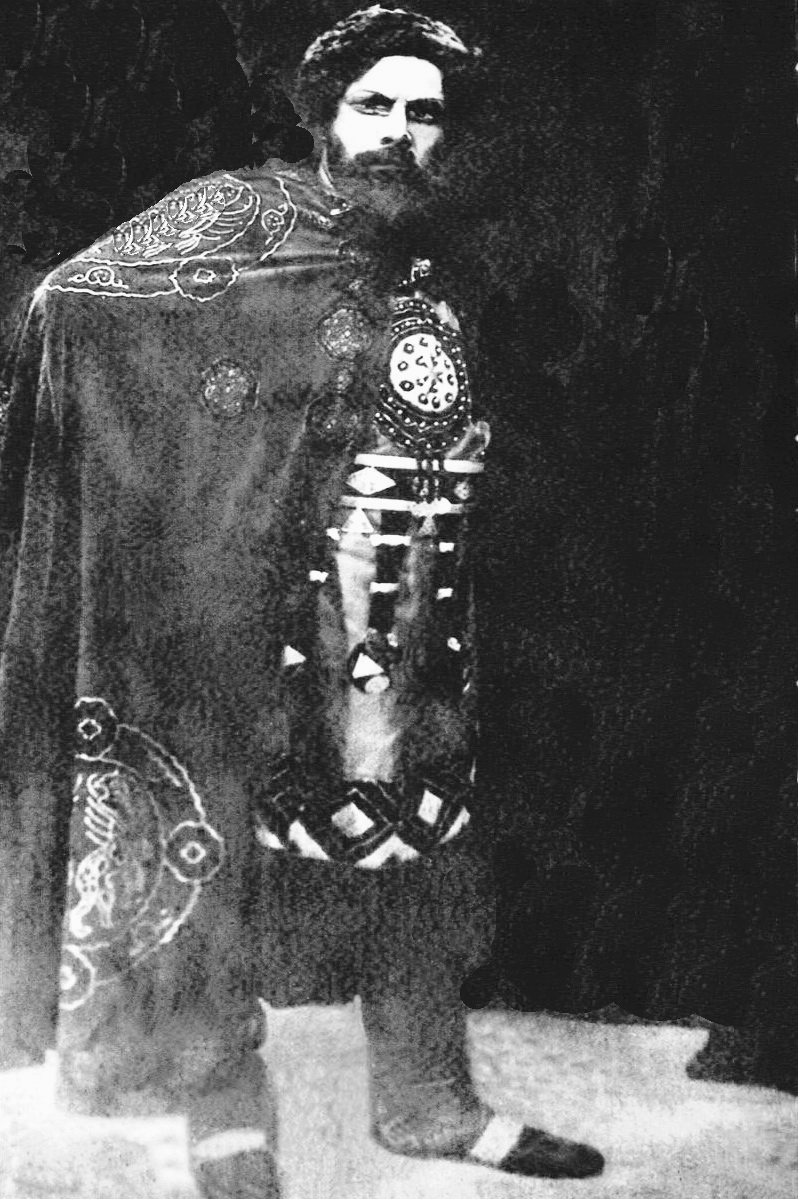 У князя Галицького в опері Князь Ігор, 1939 р.