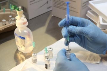 Pfizer dice que no hay vínculo entre su vacuna y la muerte de un ucraniano 