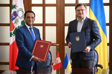 Kuleba firma un acuerdo de exención de visados entre Ucrania y Perú