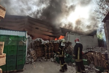 Масштабну пожежу на складах у Києві гасили понад три години