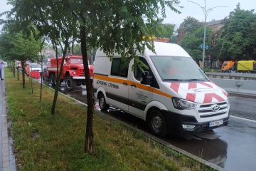 Нічна злива у Києві підтопила підземний перехід поблизу метро та проспект Григоренка