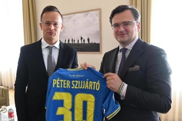 Kuleba regala a Szijjártó el uniforme de la selección de fútbol de Ucrania