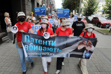 Вакцинувати світ: триває боротьба за доступ до рятівних препаратів