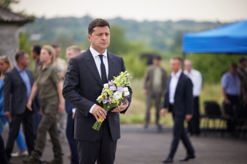 ゼレンシキー大統領、東部アウジーウカで戦死した軍人を追悼