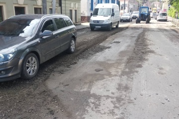 У Чернівцях після вчорашньої зливи утворилися провалля на дорогах