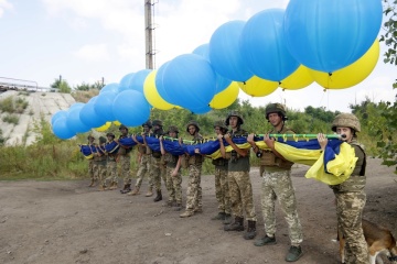 У небо над Авдіївкою в бік Донецька підняли прапор України