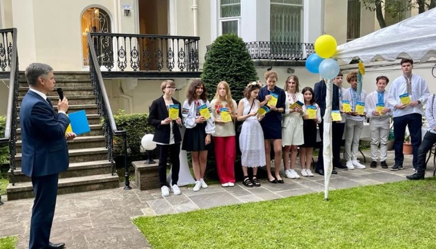 У Лондоні відбулася церемонія привітання випускників школи українознавства