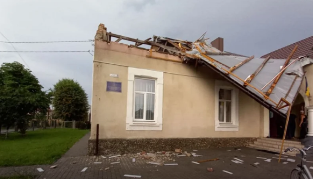 На Львівщині після удару блискавки горів будинок, вітер зніс дах школи