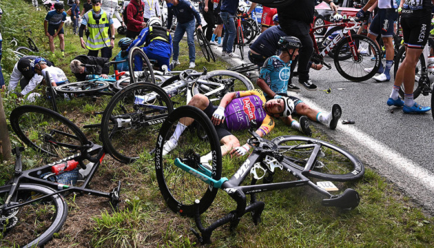 Тур де Франс відкликає позов проти винуватиці масового падіння гонщиків