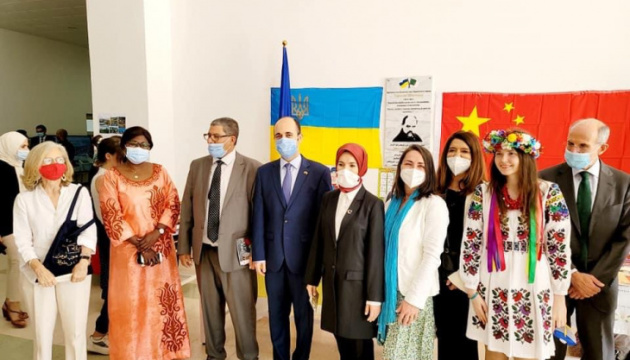 В Алжирі представили країнознавчий стенд про Україну